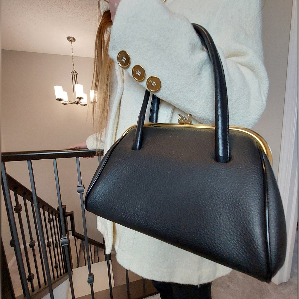 Nice vintage LeVoyageur black handbag